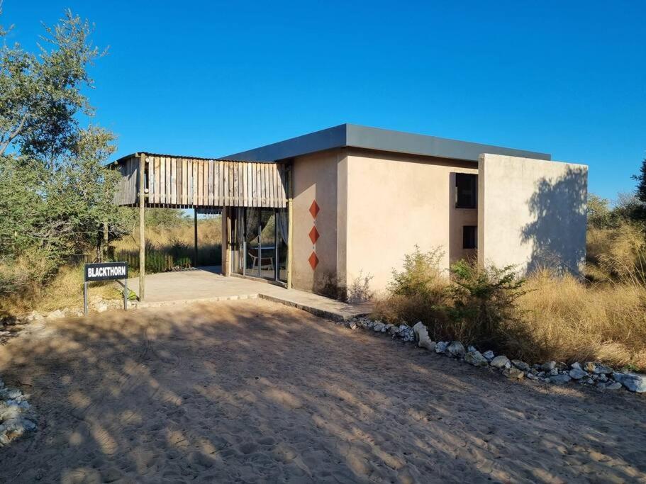 Hackberry House Black Thorn Cottage, Off Grid Khemsbok Exteriör bild