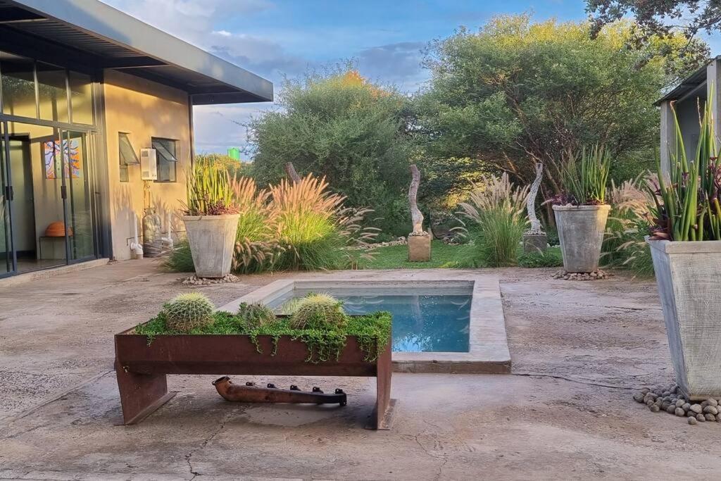 Hackberry House Black Thorn Cottage, Off Grid Khemsbok Exteriör bild